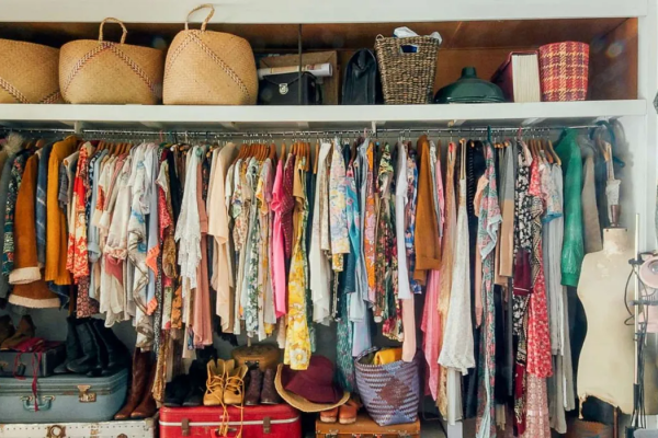 Убрать в дальний ящик: как правильно упаковать летние вещи на зиму